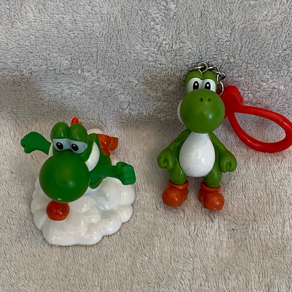 Lot of two Yoshi.2018 McDonald’s figure Yoshi Keychain backpack ring green red